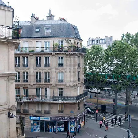 Between Montmartre And The Saint-martin Canal شقة